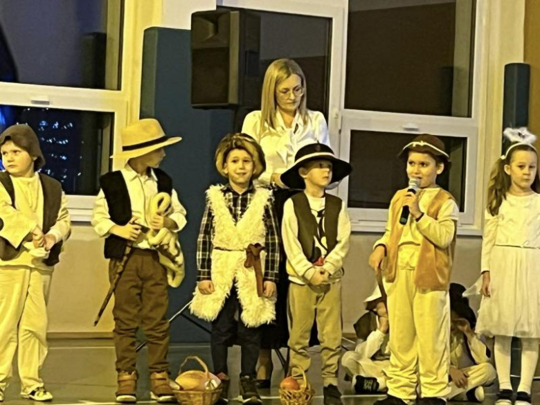 Jasełka w wykonaniu najmłodszych uczniów Szkoły Podstawowej w Kostomłotach