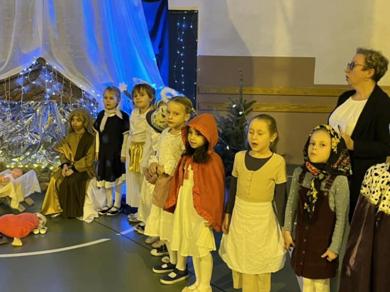 Jasełka w wykonaniu najmłodszych uczniów Szkoły Podstawowej w Kostomłotach