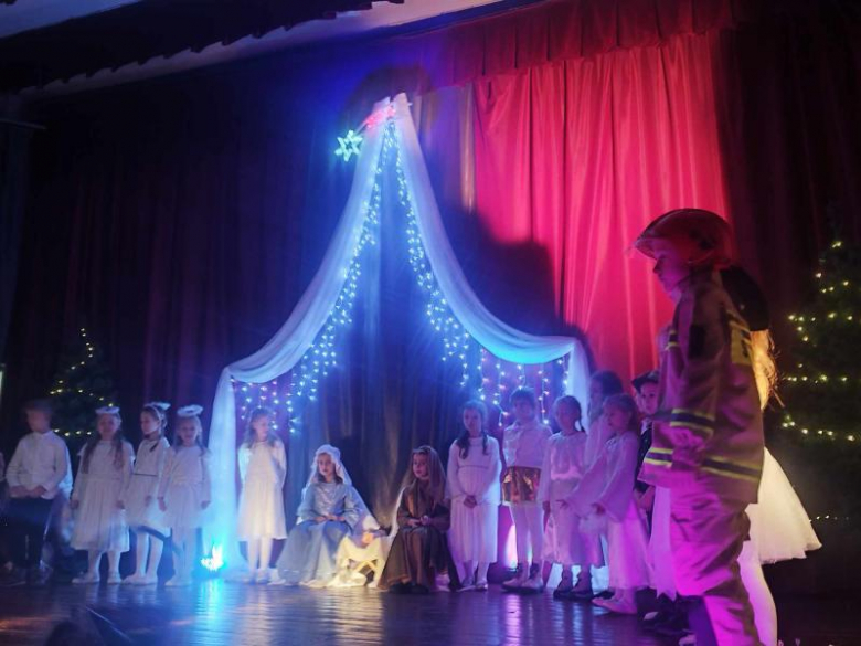 Wzruszające przedstawienie przedszkolaków w Gminnym Ośrodku Kultury w Kostomłotach