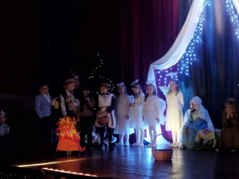 Wzruszające przedstawienie przedszkolaków w Gminnym Ośrodku Kultury w Kostomłotach