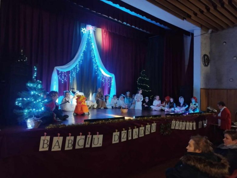 Wzruszające przedstawienie przedszkolaków w Gminnym Ośrodku Kultury w Kostomłotach