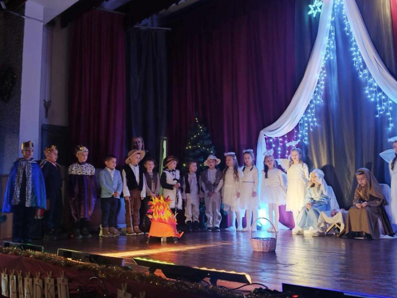 Wzruszające przedstawienie przedszkolaków w Gminnym Ośrodku Kultury w Kostomłotach