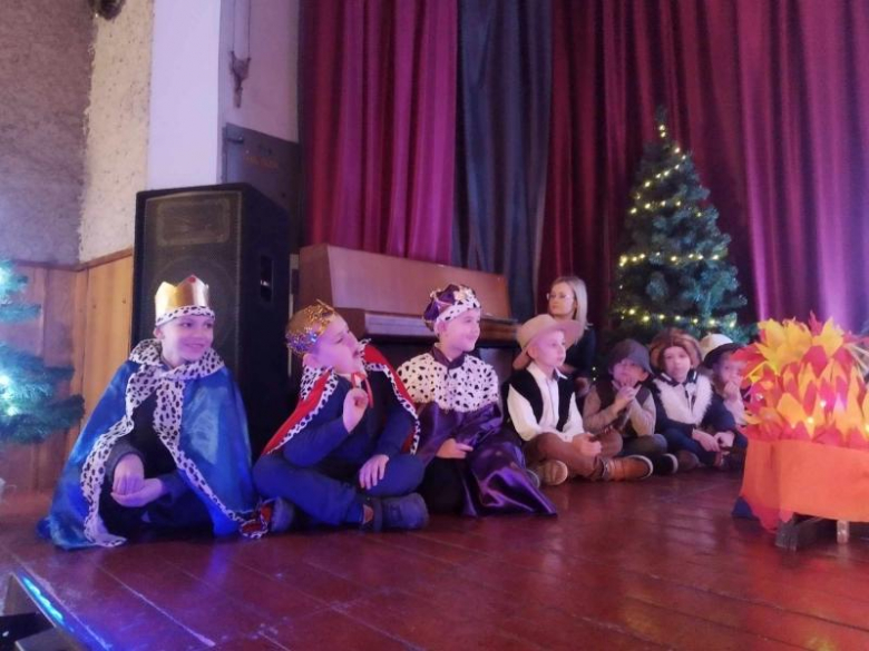 Wzruszające przedstawienie przedszkolaków w Gminnym Ośrodku Kultury w Kostomłotach