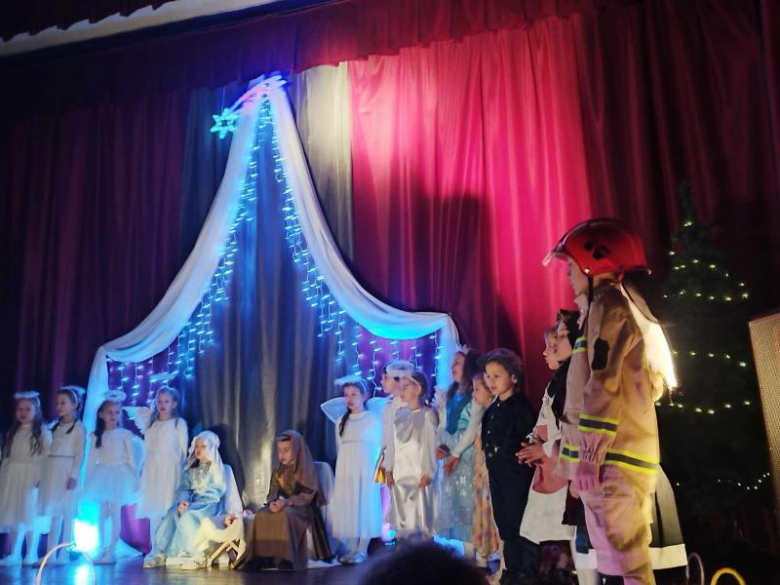 Wzruszające przedstawienie przedszkolaków w Gminnym Ośrodku Kultury w Kostomłotach