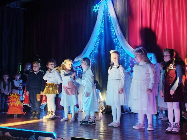 Wzruszające przedstawienie przedszkolaków w Gminnym Ośrodku Kultury w Kostomłotach