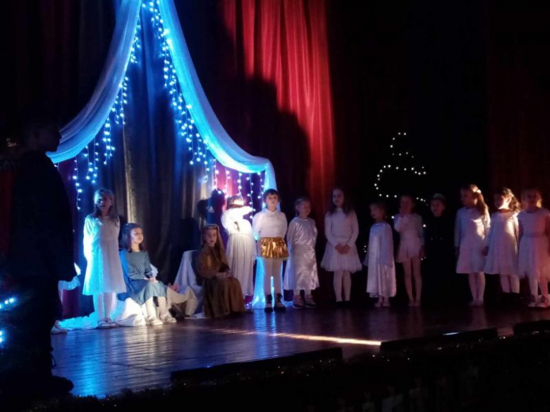 Wzruszające przedstawienie przedszkolaków w Gminnym Ośrodku Kultury w Kostomłotach