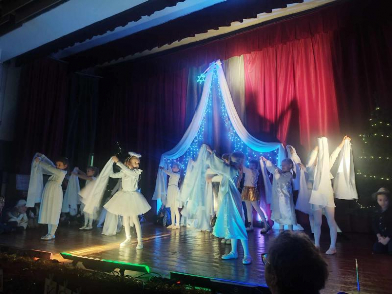 Wzruszające przedstawienie przedszkolaków w Gminnym Ośrodku Kultury w Kostomłotach