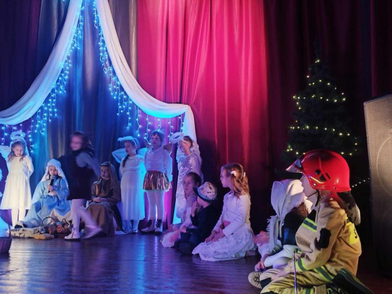 Wzruszające przedstawienie przedszkolaków w Gminnym Ośrodku Kultury w Kostomłotach