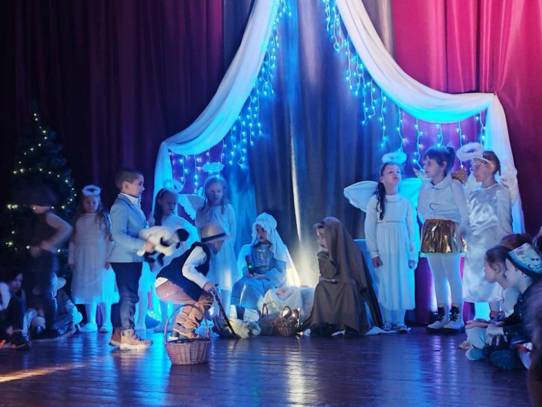 Wzruszające przedstawienie przedszkolaków w Gminnym Ośrodku Kultury w Kostomłotach