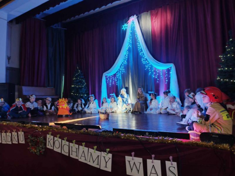 Wzruszające przedstawienie przedszkolaków w Gminnym Ośrodku Kultury w Kostomłotach