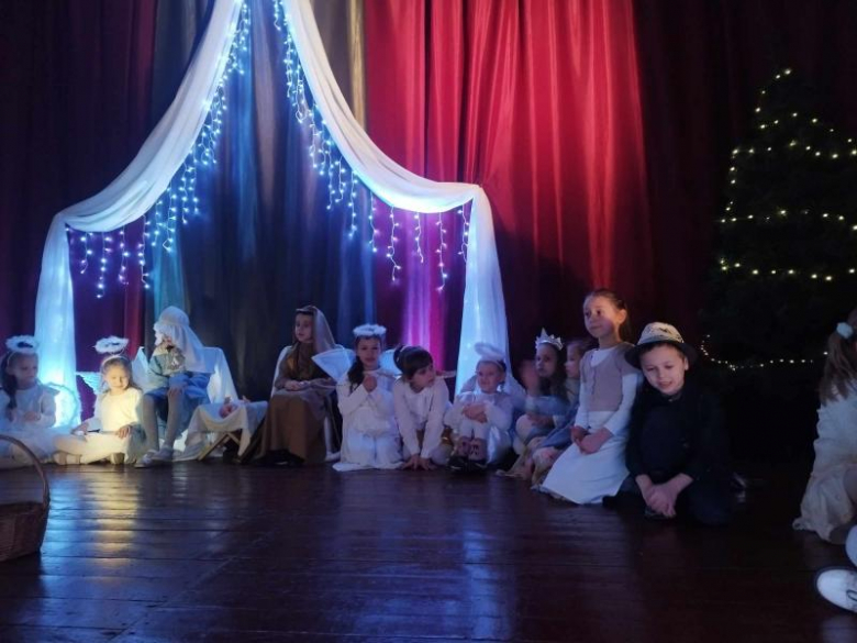 Wzruszające przedstawienie przedszkolaków w Gminnym Ośrodku Kultury w Kostomłotach