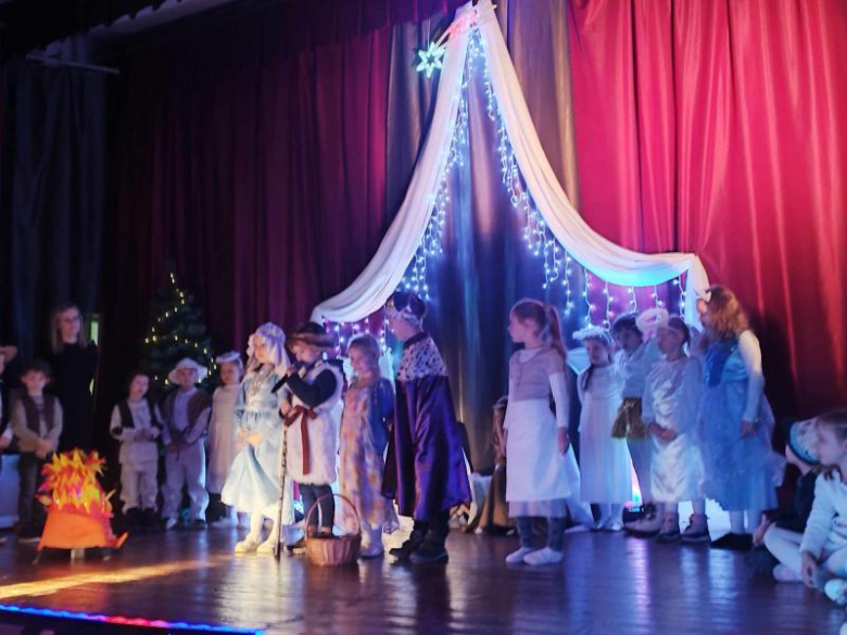 Wzruszające przedstawienie przedszkolaków w Gminnym Ośrodku Kultury w Kostomłotach