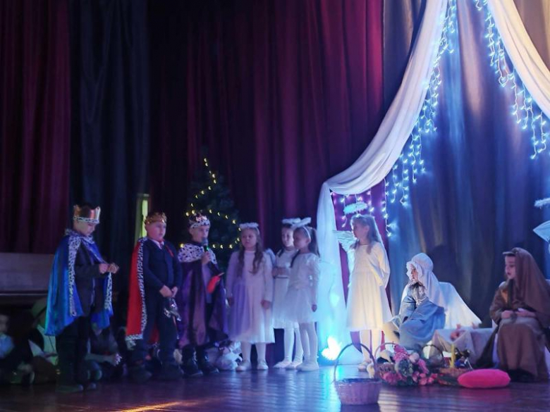 Wzruszające przedstawienie przedszkolaków w Gminnym Ośrodku Kultury w Kostomłotach