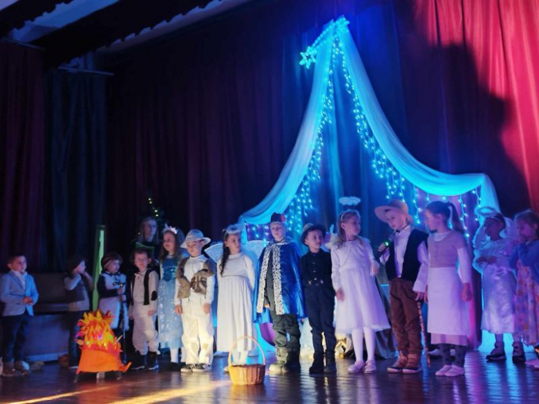 Wzruszające przedstawienie przedszkolaków w Gminnym Ośrodku Kultury w Kostomłotach