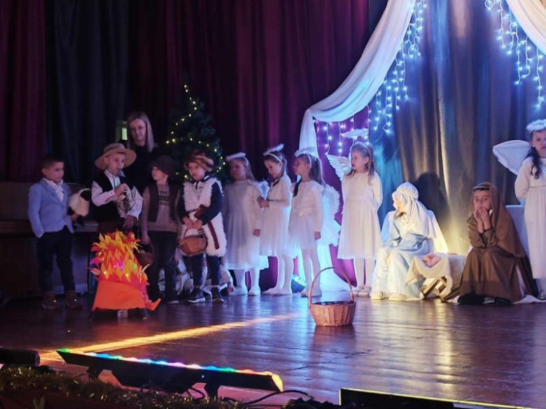 Wzruszające przedstawienie przedszkolaków w Gminnym Ośrodku Kultury w Kostomłotach