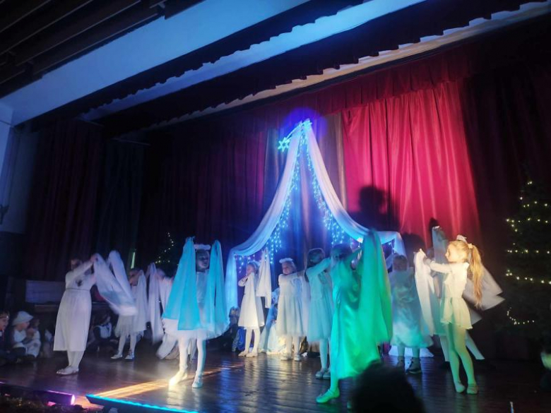 Wzruszające przedstawienie przedszkolaków w Gminnym Ośrodku Kultury w Kostomłotach