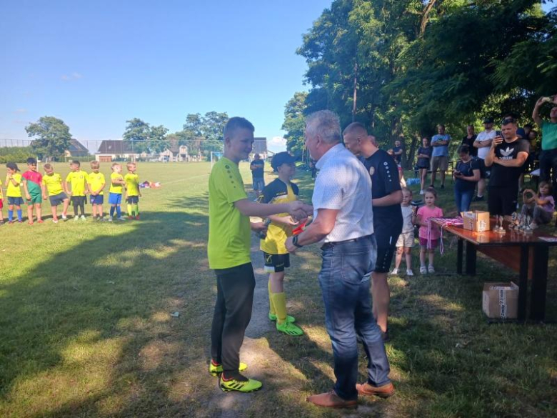 Na boisku w Kostomłotach świętowano zakończenie mijającego sezonu