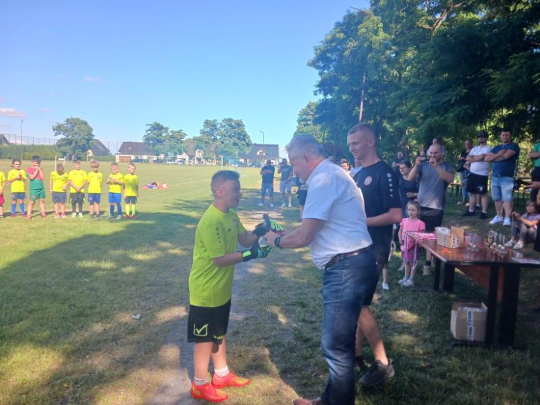Na boisku w Kostomłotach świętowano zakończenie mijającego sezonu