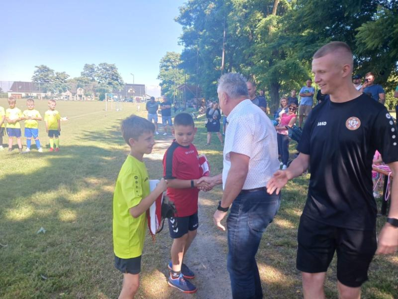 Na boisku w Kostomłotach świętowano zakończenie mijającego sezonu