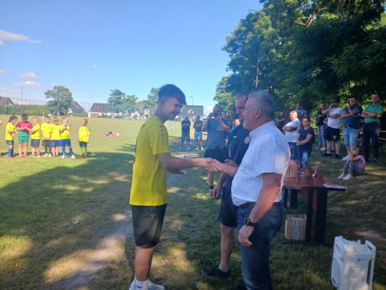 Na boisku w Kostomłotach świętowano zakończenie mijającego sezonu