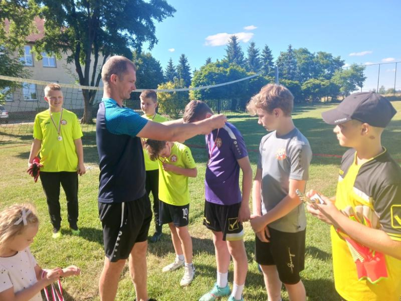 Na boisku w Kostomłotach świętowano zakończenie mijającego sezonu