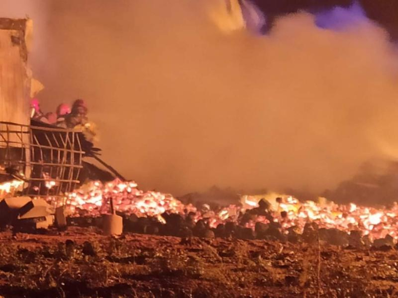 W Krępicach płonęła sterta palet. Ze względów bezpieczeństwa zamknięto drogę krajową