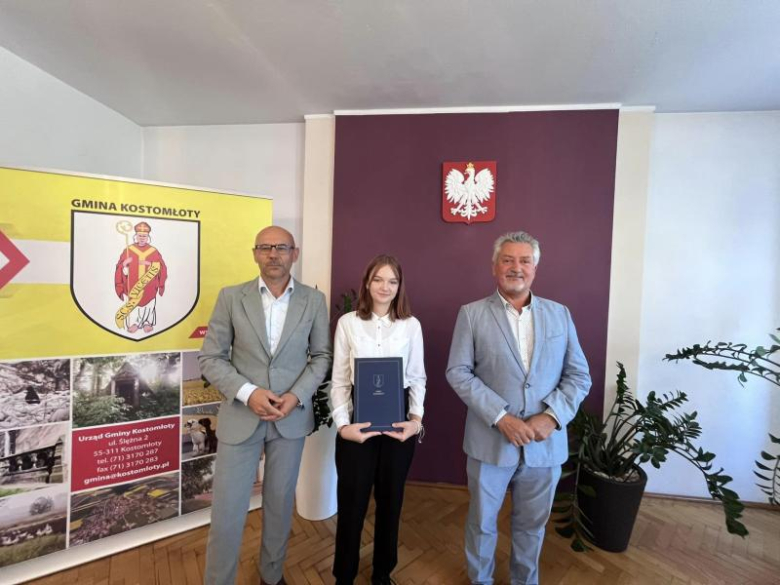 Wójt Gminy Kostomłoty wręczył uczniom stypendia
