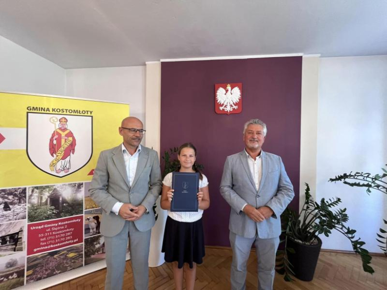 Wójt Gminy Kostomłoty wręczył uczniom stypendia