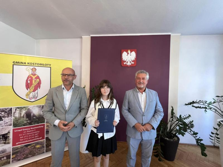 Wójt Gminy Kostomłoty wręczył uczniom stypendia