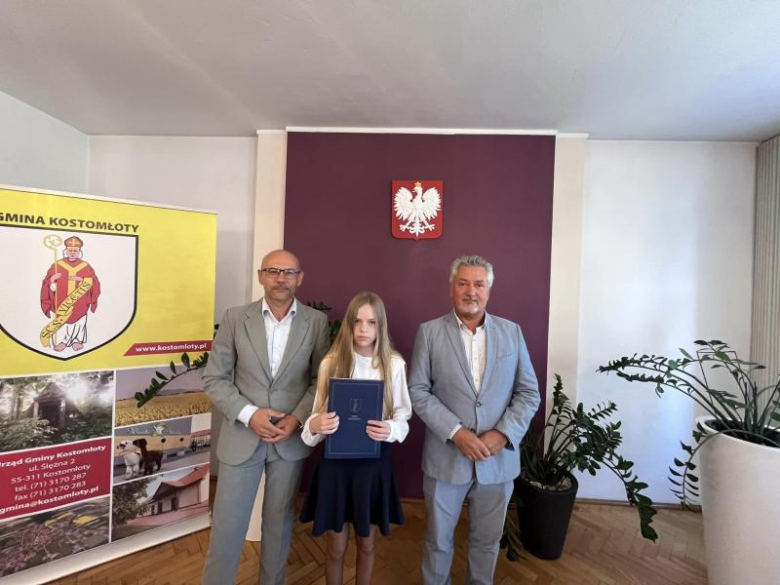 Wójt Gminy Kostomłoty wręczył uczniom stypendia