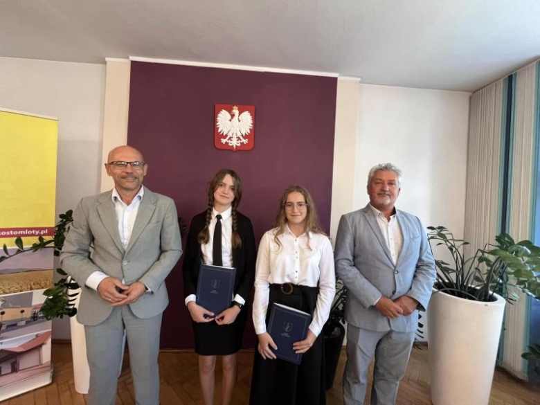 Wójt Gminy Kostomłoty wręczył uczniom stypendia