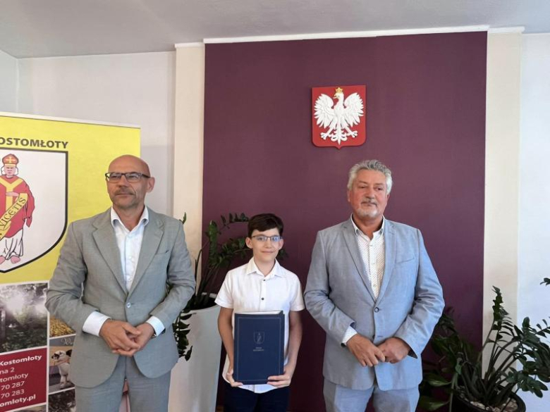 Wójt Gminy Kostomłoty wręczył uczniom stypendia