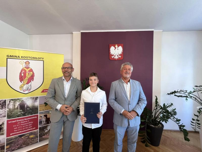 Wójt Gminy Kostomłoty wręczył uczniom stypendia