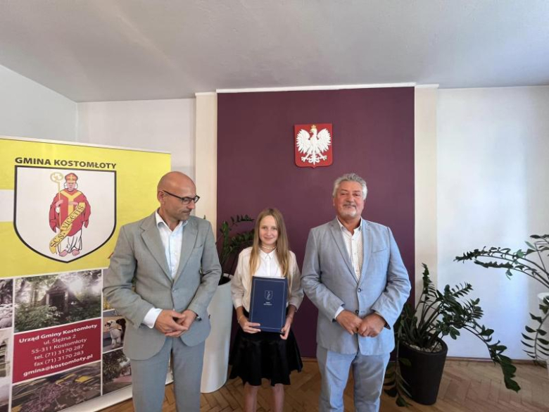 Wójt Gminy Kostomłoty wręczył uczniom stypendia