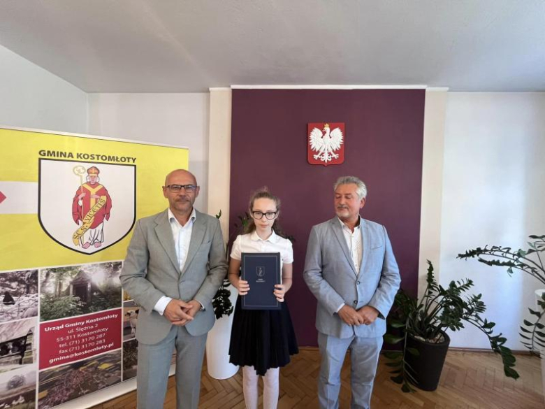 Wójt Gminy Kostomłoty wręczył uczniom stypendia