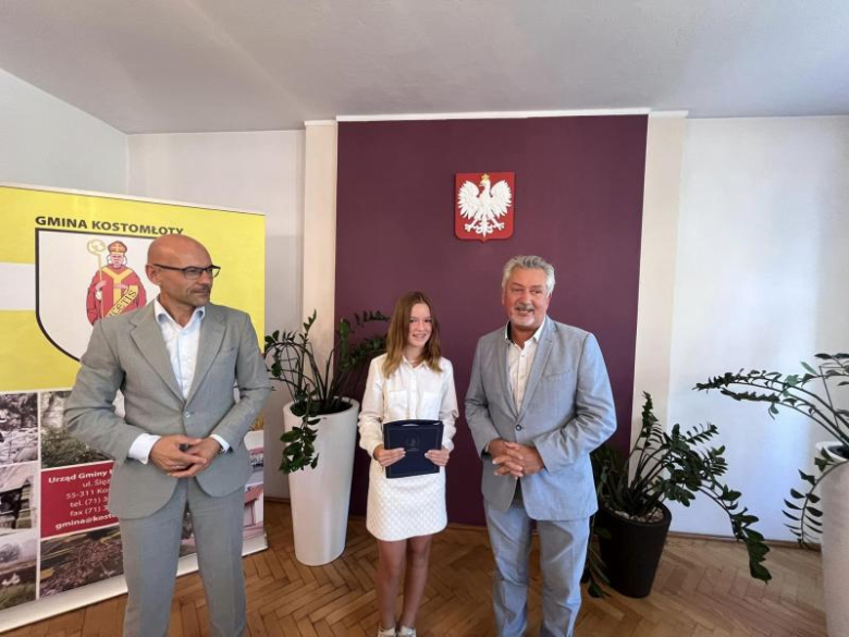 Wójt Gminy Kostomłoty wręczył uczniom stypendia