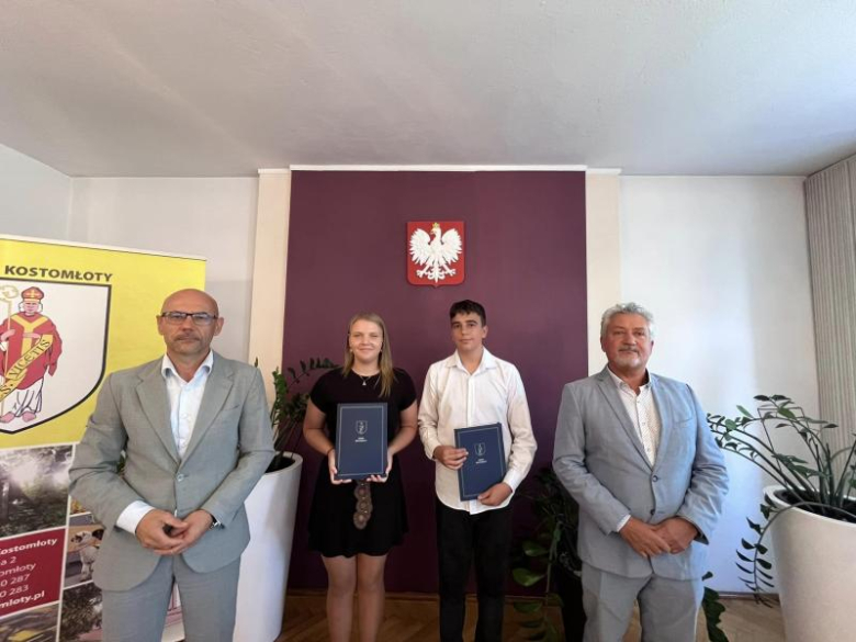 Wójt Gminy Kostomłoty wręczył uczniom stypendia