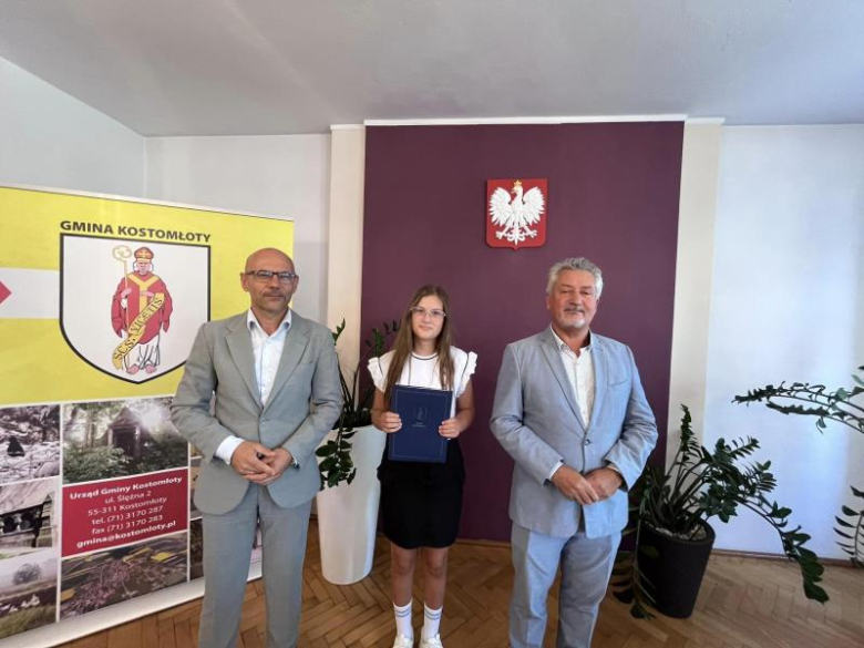 Wójt Gminy Kostomłoty wręczył uczniom stypendia