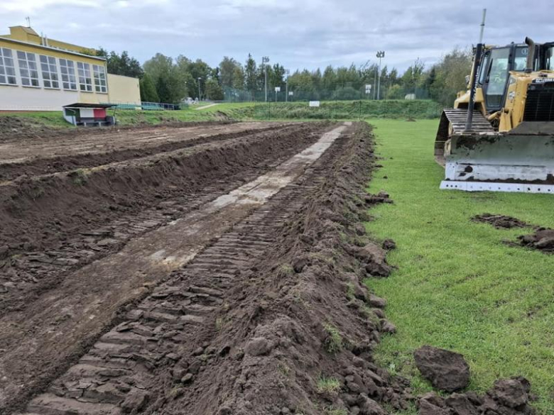 Trwają prace przy przebudowie boiska w Miękini