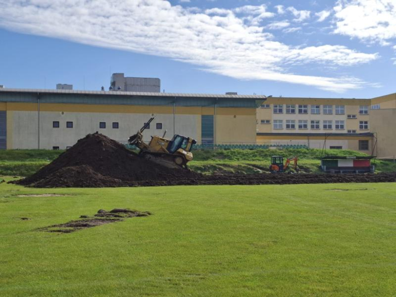 Trwają prace przy przebudowie boiska w Miękini