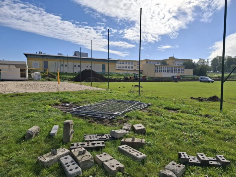 Trwają prace przy przebudowie boiska w Miękini