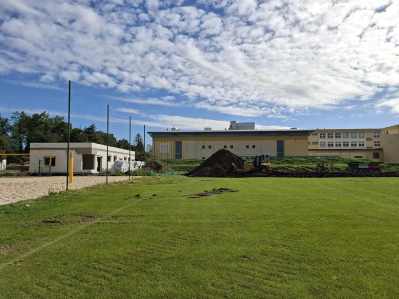 Trwają prace przy przebudowie boiska w Miękini