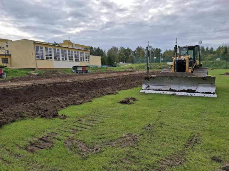 Trwają prace przy przebudowie boiska w Miękini