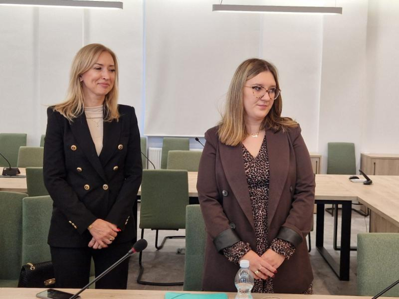 Nauczycielkom wręczono akty nadania i listy gratulacyjne