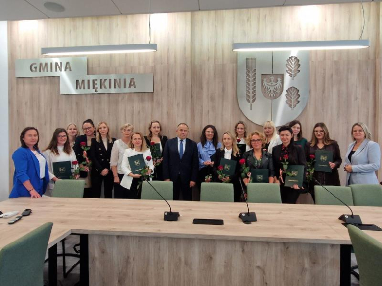 	Nauczycielkom wręczono akty nadania i listy gratulacyjne