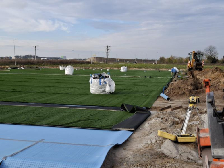 Trwają prace przy budowie boisku w Kadłubie