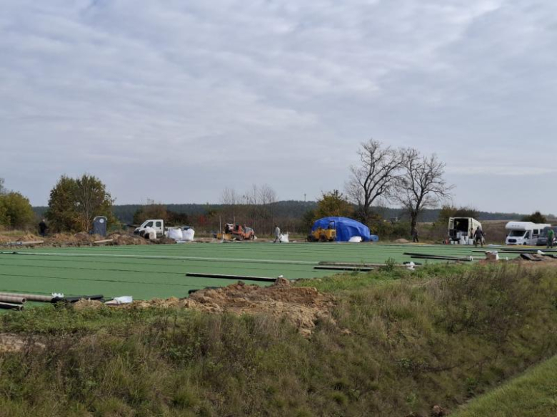 Trwają prace przy budowie boisku w Kadłubie