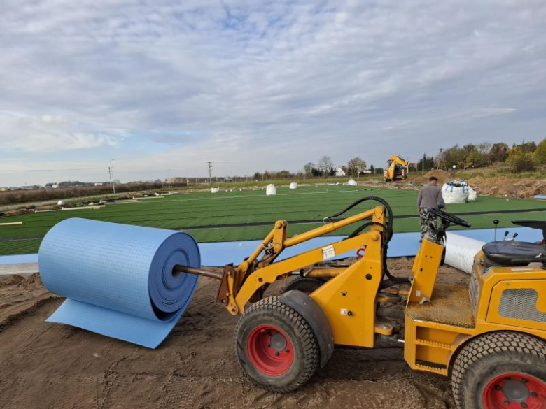 Trwają prace przy budowie boisku w Kadłubie