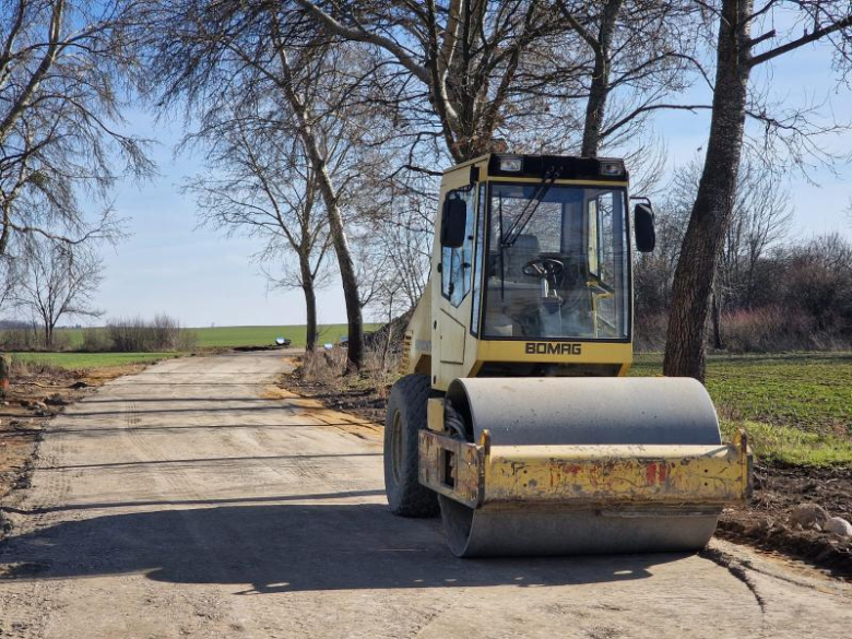 Trwają intensywne prace przy przebudowie dróg w Źródłach