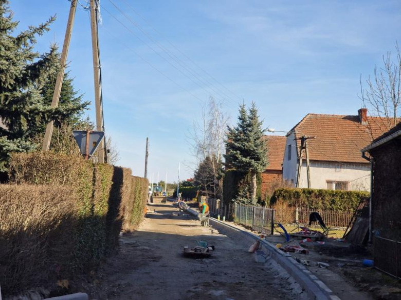 Trwają intensywne prace przy przebudowie dróg w Źródłach